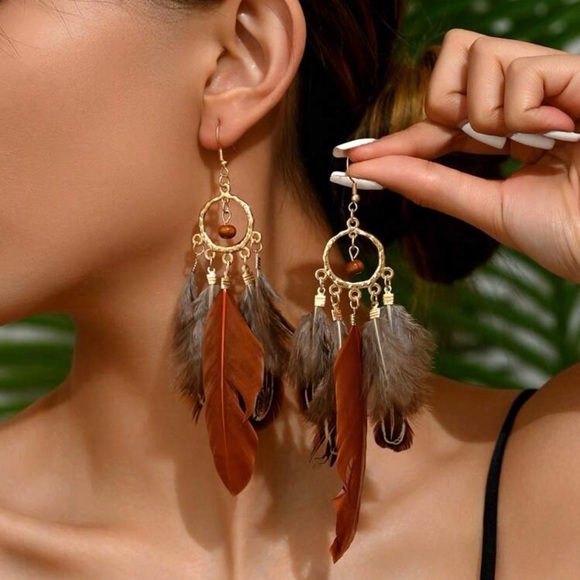 unbranded Jewelry - Elegant Feather Drop Earrings in Gold and Brown
